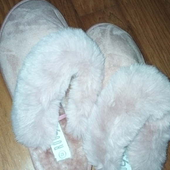 Iam selling my rouge slippers - Picture 5 of 8